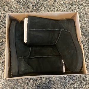 Ugg w classic short 5825 w/ blk boot with box